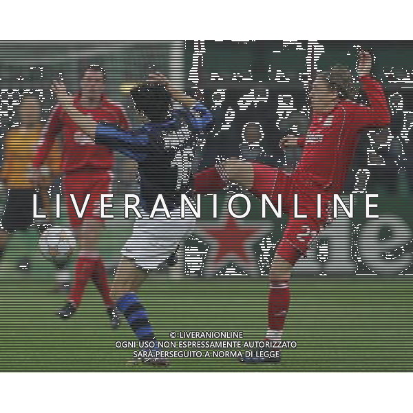 Inter - Liverpool Champions League ottavi di finale di ritorno 11/03/2008 nella foto il fallo dell\'espulsione di burdisso su lucas leiva (doppia ammonizione) ph luzzani/Ag. Aldo Liverani sas