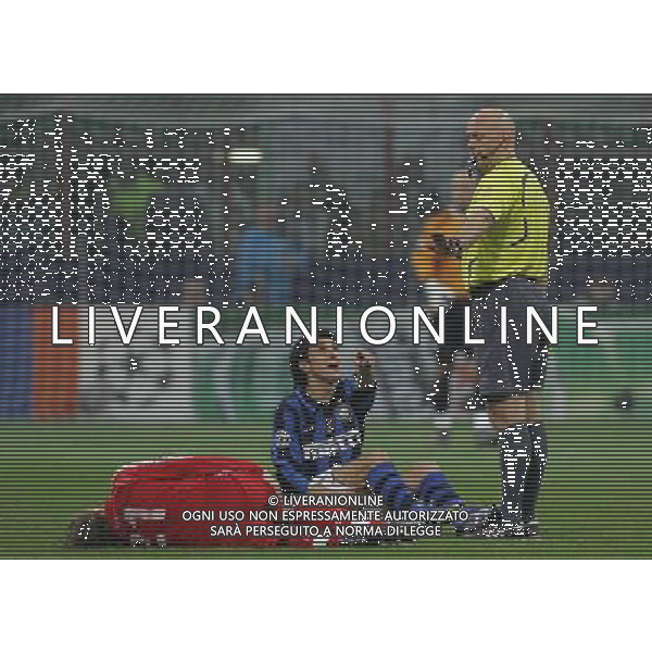 Inter - Liverpool Champions League ottavi di finale di ritorno 11/03/2008 nella foto le proteste di burdisso dopo il fallo dell\'espulsione su lucas leiva (doppia ammonizione) ph luzzani/Ag. Aldo Liverani sas