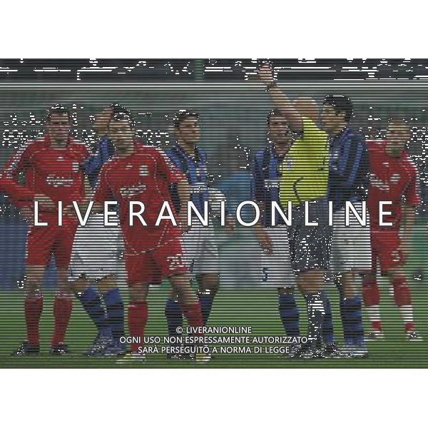 Inter - Liverpool Champions League ottavi di finale di ritorno 11/03/2008 nella foto l\'espulsione di burdisso dopo il fallo su lucas leiva (per doppia ammonizione) ph luzzani/Ag. Aldo Liverani sas