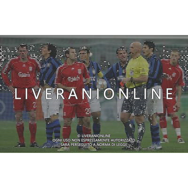 Inter - Liverpool Champions League ottavi di finale di ritorno 11/03/2008 nella foto l\'espulsione di burdisso dopo il fallo su lucas leiva (per doppia ammonizione) ph luzzani/Ag. Aldo Liverani sas