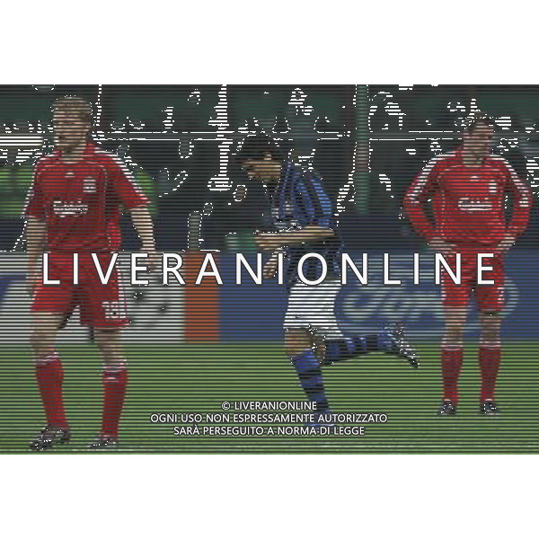 Inter - Liverpool Champions League ottavi di finale di ritorno 11/03/2008 nella foto l\'espulsione di burdisso dopo il fallo su lucas leiva (per doppia ammonizione) ph luzzani/Ag. Aldo Liverani sas
