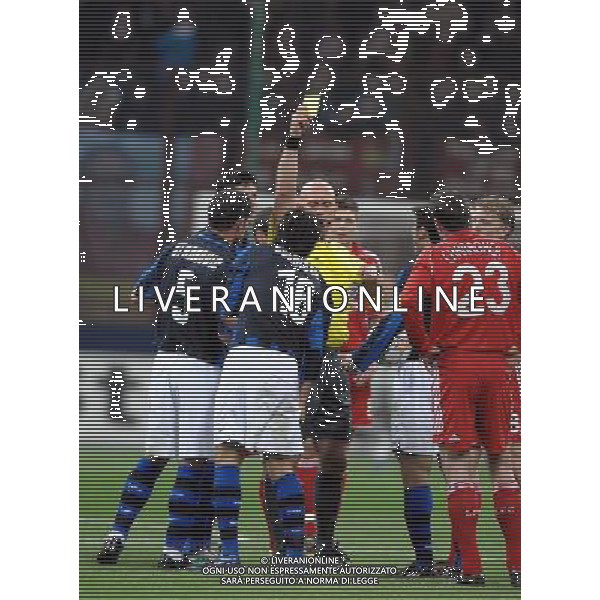 Champions League 2007/2008 Ottavi di Finale Ritorno Milano - 11.03.2008 Inter-Liverpool Nella Foto: L\'espulsione per Seconda ammonizione di Burdisso /Ph.Vitez-Ag. Aldo Liverani