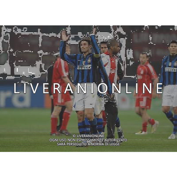 Champions League 2007/2008 Ottavi di Finale Ritorno Milano - 11.03.2008 Inter-Liverpool Nella Foto: javier Zanetti saluta il pubblico a fine partita /Ph.Vitez-Ag. Aldo Liverani