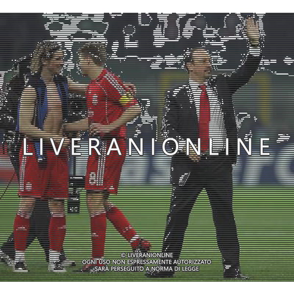 Inter - Liverpool champions league ottavi di finale di ritorno 11/03/2008 nella foto steven gerrard, fernando torres e rafael benitez salutano i tifosi a fine gara ph luzzani/Ag. Aldo Liverani sas