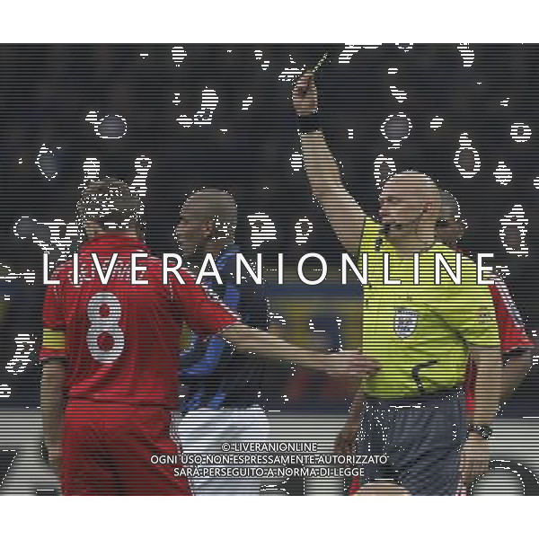 Milano 11-03-2008 champions league 2007/08 inter-liverpool 0:1 nella foto arbitro tom henning ovrebo (NOR) ammonisce steven gerrard ph marco luzzani/ag aldo liverani s.a.s.