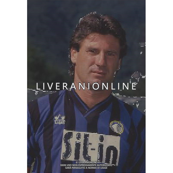 RETROSPETTIVA OLIVIERO GARLINI CALCIATORE NELLA FOTO OLIVIERO GARLINI CON LA MAGLIA DELL\'ATALANTA CALCIO AG ALDOLIVERANI SAS