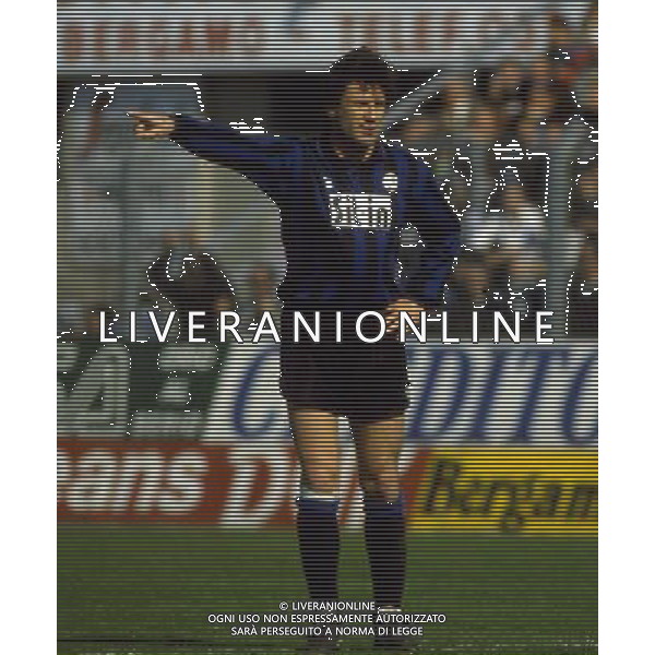 RETROSPETTIVA OLIVIERO GARLINI CALCIATORE NELLA FOTO OLIVIERO GARLINI CON LA MAGLIA DELL\'ATALANTA CALCIO AG ALDOLIVERANI SAS