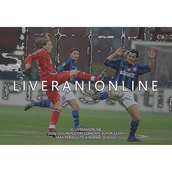 Champions League 2007/2008 Ottavi di Finale Ritorno Milano - 11.03.2008 Inter-Liverpool Nella Foto:BURDISSO NICOLAS FALLO DELLA SECONDA AMMONIZIONE SU LUCAS LEIVA /Ph.Vitez-Ag. Aldo Liverani