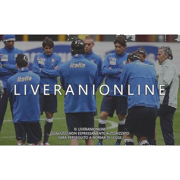 Milano 24/03/2008 Raduno della nazionale italiana di calcio Nella foto Roberto Donadoni conduce l\'allenamento Foto Luca Ghidoni/Aldo Liverani