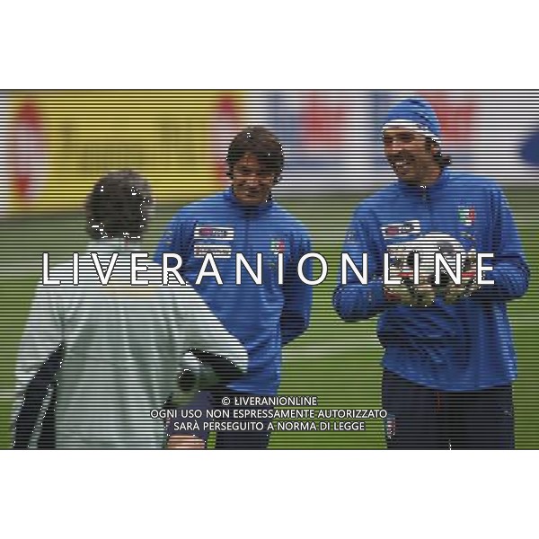 Milano 24/03/2008 Raduno della nazionale italiana di calcio Nella foto Buffon e Oddo scherzano con Donadoni Foto Luca Ghidoni/Aldo Liverani
