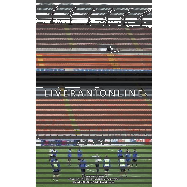 Foto Aldo Liverani/Luca Ghidoni Milano 24/03/2008 Raduno della nazionale italiana di calcio Nella foto Roberto Donadoni conduce l\'allenameno nello stadio Meazza