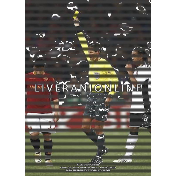 Roma - Stadio Olimpico - 01 / 04 / 2008 - Uefa Champions League 2007/2008 - Quarti di finale - andata - Roma Vs Manchester United (0-0) - nella foto: l\'arbitro Bleeckere ammonisce Pizarro ph Corradetti / ag. Aldo Liverani
