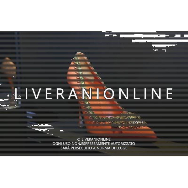 MIU MIU - MILANO DECOLLETE\' CON COCCARDA IN PERLINE E PAILLETTES. REALIZZAZIONE 2006/2007 Nel castello di Vigevano (PV) la mostra ñIl tacco a spillo, fascino e seduzioneî. Vigevano, 26/02/2008 Foto Antonio Sorano - ag. Aldo Liverani sas