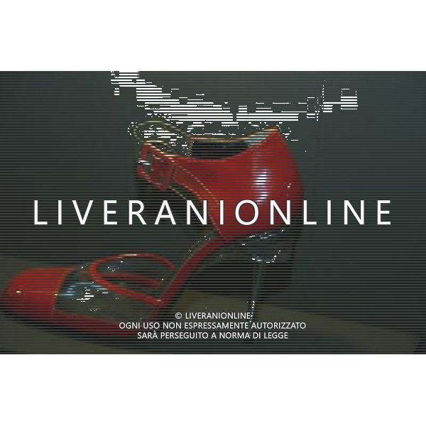 KARL LAGERFELD PER CHARLES JOURDAN - PARIGI DECOLLETE\' SPEZZATA IN VERNICE ROSSA E VINILE, CON PARTICOLARISSIMO TACCO IN PLEXYGLASS, STILETTO IN ACCIAIO INSERITO. ROMANS, 1998 Nel castello di Vigevano (PV) la mostra ñIl tacco a spillo, fascino e seduzioneî. Vigevano, 26/02/2008 Foto Antonio Sorano - ag. Aldo Liverani sas