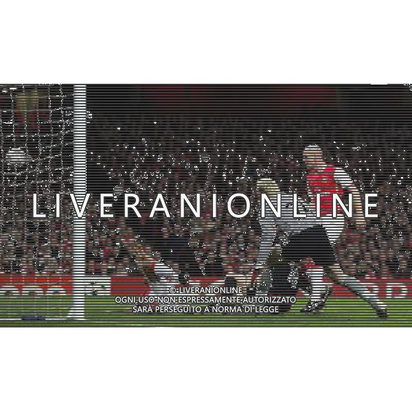 Dirk Kuyt of Liverpool scores his gol, 1-1 Arsenal v Liverpool, Quarter Final Champions League, First Leg, The Emirates Stadium, London, Date 02/04/2008, Picture by Ian Kington (IPS PHOTO AGENCY)/Ag. Aldo Liverani Sas - ONLY ITALY - EDITORIAL USE ONLY - 
