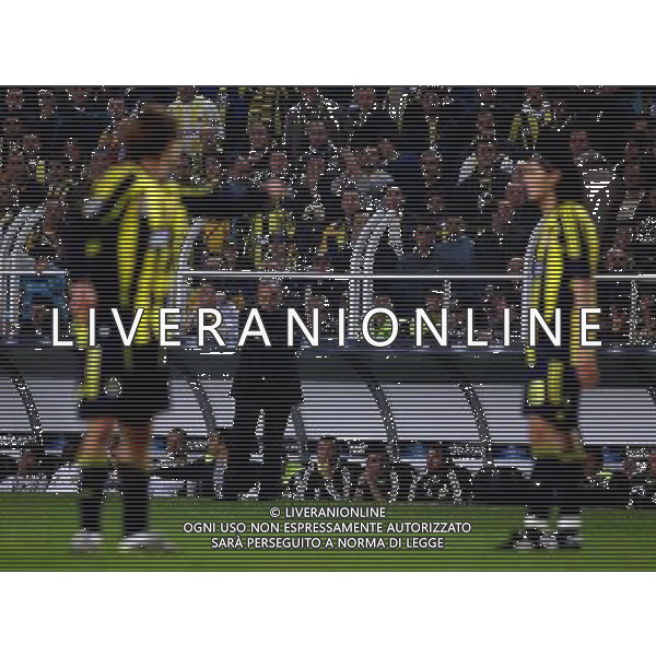 Avram Grant , Chelsea\' manager looks stunned as Fenerbahce score the winner Fenerbahce v Chelsea -CHAMPIONS LEAGUE QUARTER-FINAL FIRST LEG at the Sukru Saracoglu stadium in Istanbul (Turkey) on 02/04/2008 Picture By Marcello Pozzetti©IPS - Photo Agency/Ag. Aldo Liverani sas - ONLY ITALY - EDITORIAL USE ONLY - 