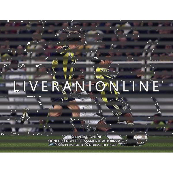 Didier Drogba of Chelsea fights for the ball Fenerbahce v Chelsea -CHAMPIONS LEAGUE QUARTER-FINAL FIRST LEG at the Sukru Saracoglu stadium in Istanbul (Turkey) on 02/04/2008 Picture By Marcello Pozzetti©IPS - Photo Agency/Ag. Aldo Liverani sas - ONLY ITALY - EDITORIAL USE ONLY - 