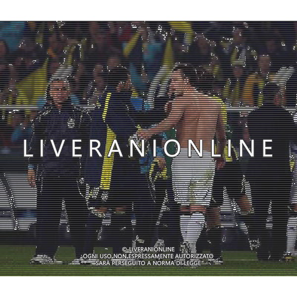 John Terry, the Captain of Chelsea and Mateja Kezman of Fenerbahce at final whistle Fenerbahce v Chelsea -CHAMPIONS LEAGUE QUARTER-FINAL FIRST LEG at the Sukru Saracoglu stadium in Istanbul (Turkey) on 02/04/2008 Picture By Marcello Pozzetti©IPS - Photo Agency/Ag. Aldo Liverani sas - ONLY ITALY - EDITORIAL USE ONLY - 