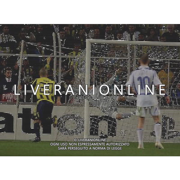 Deivid of Fenerbahce scores the 2-1 from long distance Fenerbahce v Chelsea -CHAMPIONS LEAGUE QUARTER-FINAL FIRST LEG at the Sukru Saracoglu stadium in Istanbul (Turkey) on 02/04/2008 Picture By Marcello Pozzetti©IPS - Photo Agency/Ag. Aldo Liverani sas - ONLY ITALY - EDITORIAL USE ONLY - 