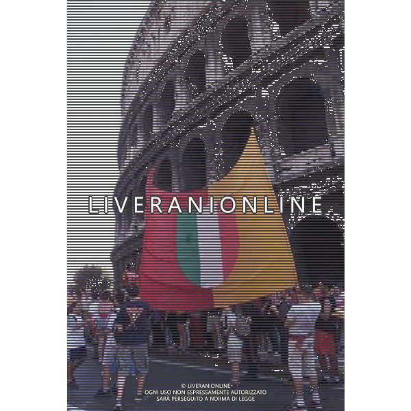 Festeggiamenti per la vittoria del terzo scudetto della Roma 24 giugno 2001 - Campionato 2000/2001 nella foto Tifosi al Colosseo Ph Agenzia Aldo Liverani 