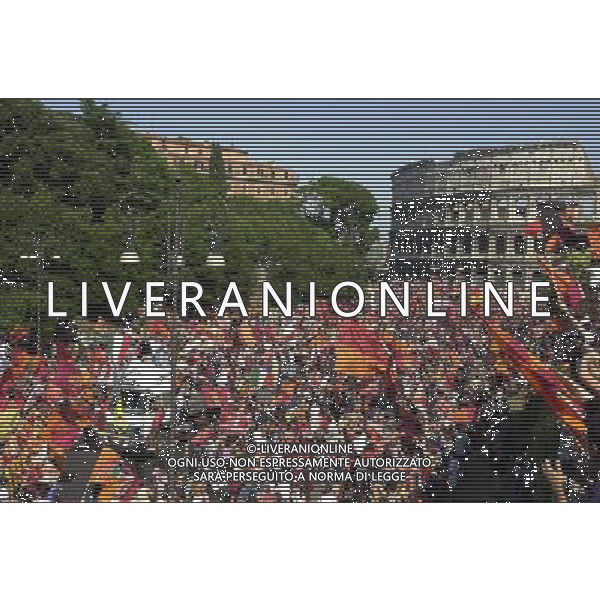 Festeggiamenti per la vittoria del terzo scudetto della Roma 24 giugno 2001 - Campionato 2000/2001 nella foto Tifosi al Colosseo Ph Agenzia Aldo Liverani 