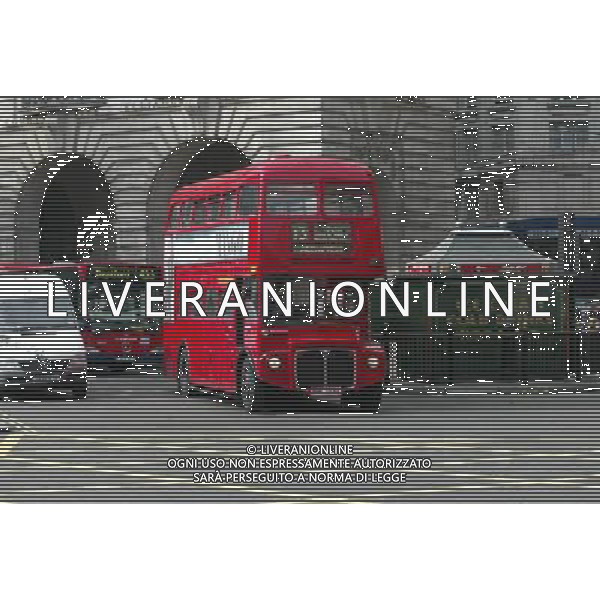 LONDRA NELLA FOTO UN BUS LONDINESE AG ALDO LIVERANI IFC
