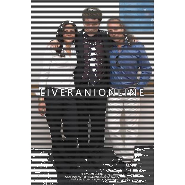 MILANO 8/3/2008 TEATRO CARCANO CORSO DI PORTA ROMANA CONFERENZA STAMPA PRESENTAZIONE DELLO SPETTACOLO TEATRALE: -TUTTA COLPA DI GARIBALDI- REGIA DI SERGIO FANTONI NELLA FOTO GIOELE DIX CON EDMARCIA DE ANDRADE E MATTEO MALAVASI FOTO MARIO ROMANO/AG ALDO LIVERANI