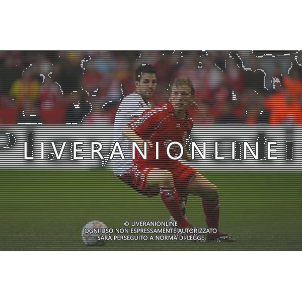 Dirk Kuyt of Liverpool holds off Cesc Fabregas of Arsenal,Liverpool v Arsenal, UEFA Champions League, Quarter Final, L2, Anfield, Liverpool, Date 08/04/2008 Picture by Marc Atkins(IPS PHOTO AGENCY)/Ag. Aldo Liverani sas - ONLY ITALY -