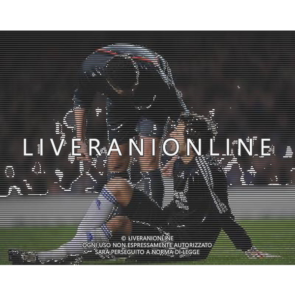 REFEREE HERBERT FANDEL CHECKS WITH CARLO CUDICINI WHO PULLS HAMSTRING in Chelsea vs Fenerbahce as Champions League QOF 2nd Leg at Stamford Bridge in London (UK) on 08/04/2008 Picture By Dave Shopland©IPS - Photo Agency/Ag. Aldo Liverani sas - ONLY ITALY -