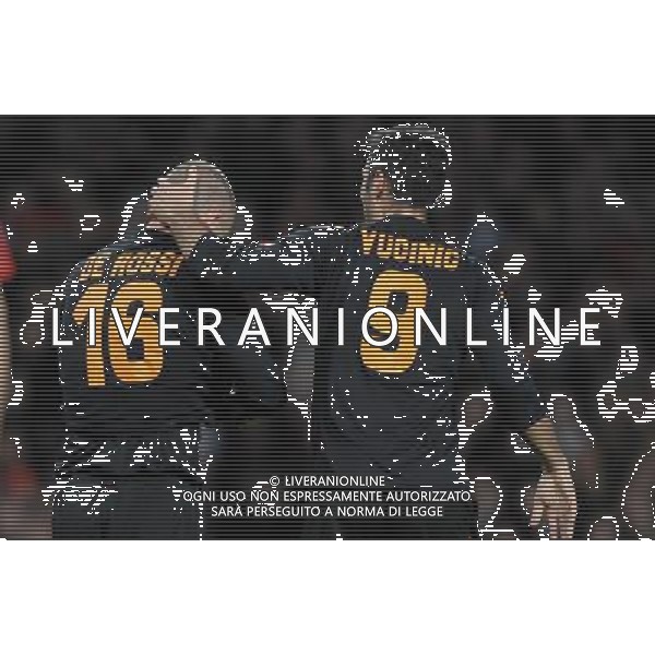 Manchester United-Roma Champions League 2007/2008 Quarti di Finale Ritorno Manchester - 09.04.2008 Nella Foto: MIRKO VUCINIC CONSOLA DANIELE DE ROSSI DELUSO DOPO AVER SBAGLIATO IL RIGORE /Ph.Vitez-Ag. Aldo Liverani
