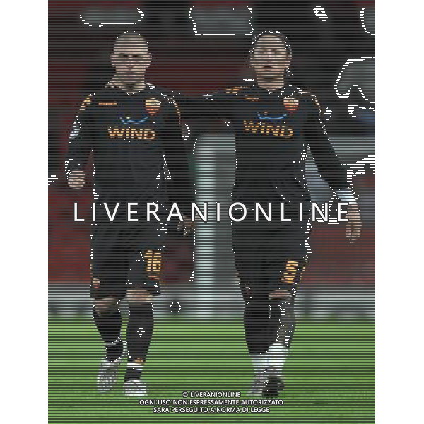 Manchester United-Roma Champions League 2007/2008 Quarti di Finale Ritorno Manchester - 09.04.2008 Nella Foto: la DELUSIONE di daniele DE ROSSI CONSOLATO DA PHILIPPE MEXES A FINE PARTITA /Ph.Vitez-Ag. Aldo Liverani