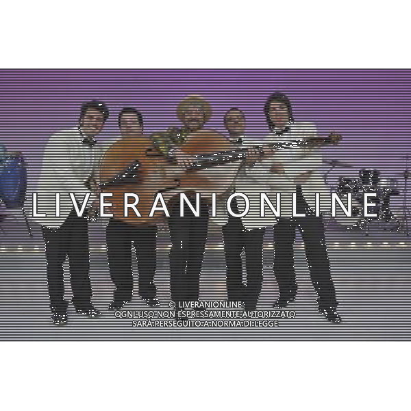 SPETTACOLO TEATRALE \' VIENI AVANTI CRETINO! \' - SCRITTO, DIRETTO E INTERPRETATO DA ROBERTO CIUFOLI E PINO INSEGNO. NELLA FOTO: PINO INSEGNO E LA BAND MUSICALE DEL PROGRAMMA AG. ALDO LIVERANI SAS