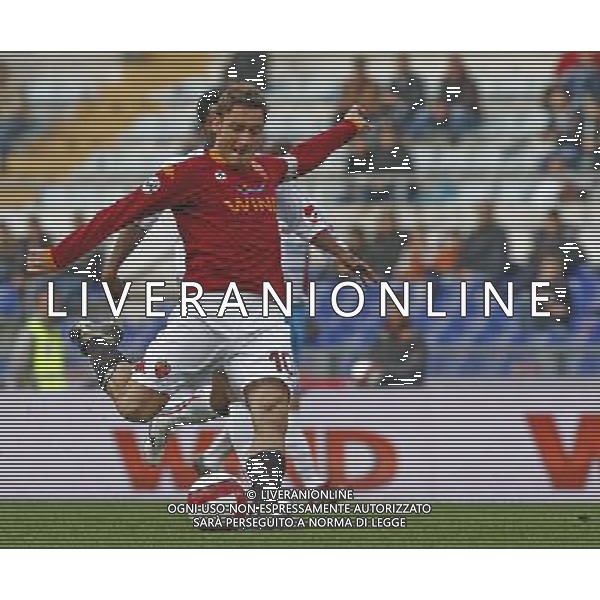 Roma - Stadio Olimpico - 16 / 04 / 2008 - TIM CUP 2007/2008 - Semifinale andata - Roma Vs Catania (0-0) - nella foto: totti calcia e realizza il gol del vantaggio ph Corradetti / ag. Aldo Liverani