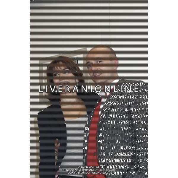 BARBARA D\'URSO -- ALFONSO SIGNORINI MILANO 18-04-08 p.zza duomo multicenter presentazione de \'il letto ovale\' la versione italiana, rivisitata e attualizata di \'move over mrs Markham\' foto Sorano/ag Aldo Liverani sas