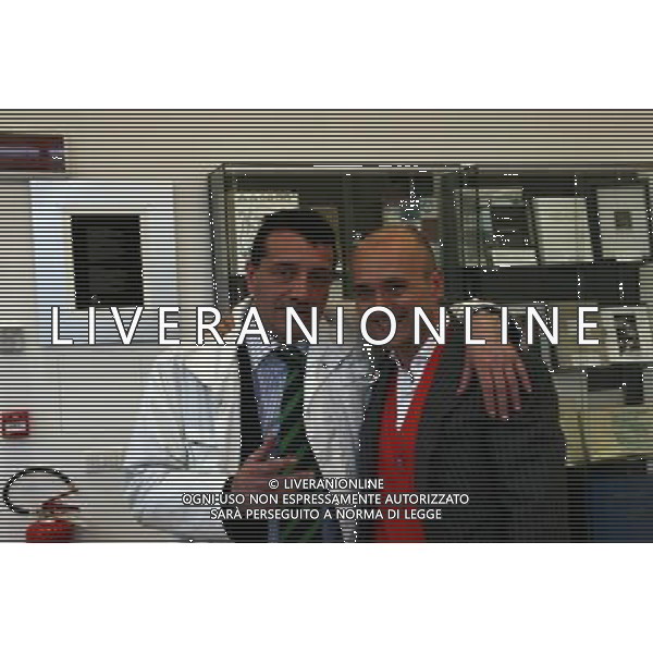 ANDREA G. PINKETTS -- ALFONSO SIGNORINI MILANO 18-04-08 p.zza duomo multicenter presentazione de \'il letto ovale\' la versione italiana, rivisitata e attualizata di \'move over mrs Markham\' foto Sorano/ag Aldo Liverani sas