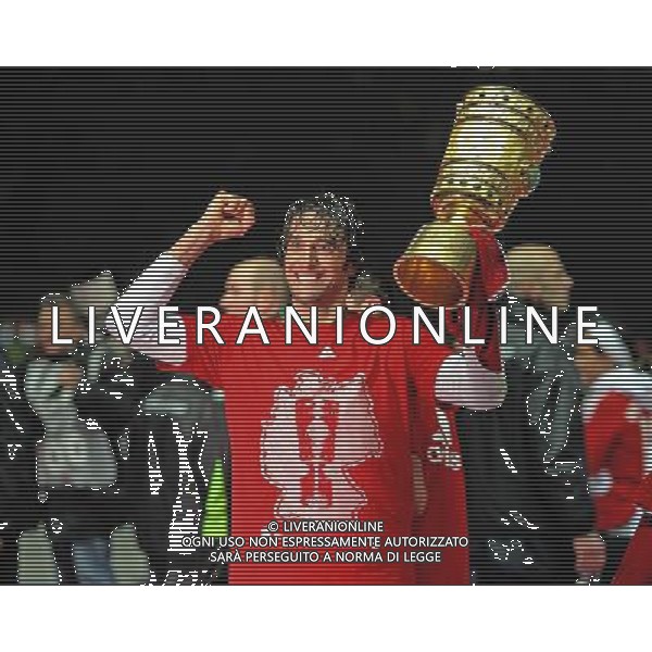 BVB BORUSSIA DORTMUND - BAYERN MUNCHEN 1:2 n.V. COPPA DI GERMANIA DFB Pokalfinale Finale der HERREN: 19.04.2008 Saison 2007/2008 FC Bayern MŸnchen gewinnt den DFB Pokal Luca Toni mit Pokal, Jubel, Siegerehrung, Jubel, TrophŠe copyright by: firo sportphoto /AG. ALDO LIVERANI SAS - ONLY ITALY - EDITORIAL USE ONLY -