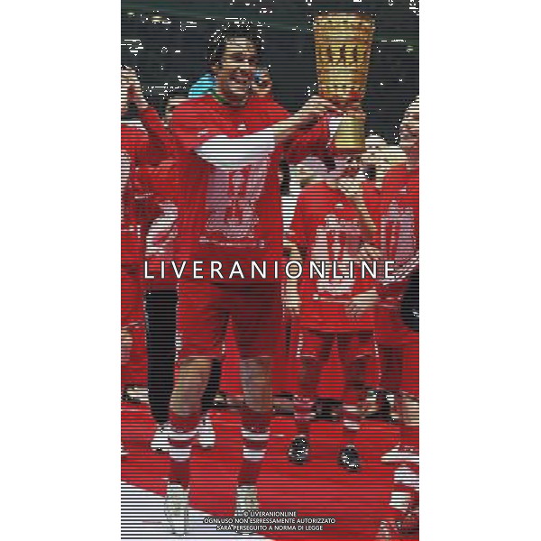 BVB BORUSSIA DORTMUND - BAYERN MUNCHEN 1:2 n.V. COPPA DI GERMANIA DFB Pokalfinale Finale der HERREN: 19.04.2008 Saison 2007/2008 FC Bayern MŸnchen gewinnt den DFB Pokal Luca Toni mit Pokal, Jubel, Siegerehrung, Jubel, TrophŠe copyright by: firo sportphoto /AG. ALDO LIVERANI SAS - ONLY ITALY - EDITORIAL USE ONLY -