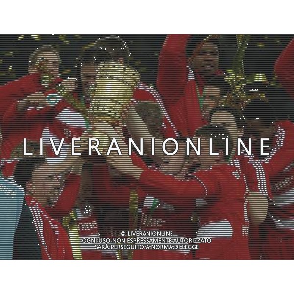 BVB BORUSSIA DORTMUND - BAYERN MUNCHEN 1:2 n.V. COPPA DI GERMANIA DFB Pokalfinale Finale der HERREN: 19.04.2008 Saison 2007/2008 FC Bayern MŸnchen gewinnt den DFB Pokal Lukas Podolski , Franck Ribery , Willy Sagnol mit Pokal, Jubel, Siegerehrung, Jubel, TrophŠe copyright by: firo sportphoto /AG. ALDO LIVERANI SAS - ONLY ITALY - EDITORIAL USE ONLY -