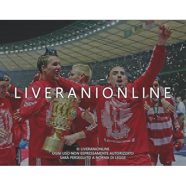 BVB BORUSSIA DORTMUND - BAYERN MUNCHEN 1:2 n.V. COPPA DI GERMANIA DFB Pokalfinale Finale der HERREN: 19.04.2008 Saison 2007/2008 FC Bayern MŸnchen gewinnt den DFB Pokal Lukas Podolski und Franck Ribery mit Pokal, Jubel, Siegerehrung, Jubel, TrophŠe copyright by: firo sportphoto /AG. ALDO LIVERANI SAS - ONLY ITALY - EDITORIAL USE ONLY -