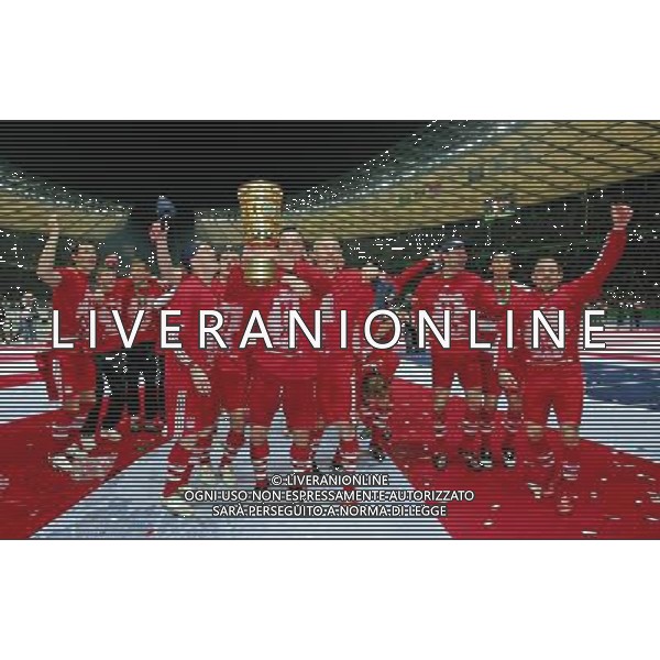 BVB BORUSSIA DORTMUND - BAYERN MUNCHEN 1:2 n.V. COPPA DI GERMANIA DFB Pokalfinale Finale der HERREN: 19.04.2008 Saison 2007/2008 FC Bayern MŸnchen gewinnt den DFB Pokal Lukas Podolski und Christian Lell mit Pokal, Jubel, Siegerehrung, Jubel, TrophŠe, Mannschaft copyright by: firo sportphoto /AG. ALDO LIVERANI SAS - ONLY ITALY - EDITORIAL USE ONLY -