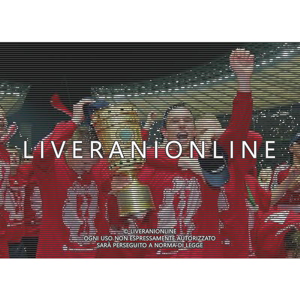 BVB BORUSSIA DORTMUND - BAYERN MUNCHEN 1:2 n.V. COPPA DI GERMANIA DFB Pokalfinale Finale der HERREN: 19.04.2008 Saison 2007/2008 FC Bayern MŸnchen gewinnt den DFB Pokal Lukas Podolski und Christian Lell mit Pokal, Jubel, Siegerehrung, Jubel, TrophŠe, copyright by: firo sportphoto /AG. ALDO LIVERANI SAS - ONLY ITALY - EDITORIAL USE ONLY -