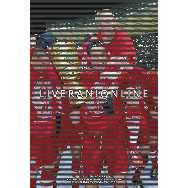 BVB BORUSSIA DORTMUND - BAYERN MUNCHEN 1:2 n.V. COPPA DI GERMANIA DFB Pokalfinale Finale der HERREN: 19.04.2008 Saison 2007/2008 Lukas Podolski und Christian Lell mit Pokal, Jubel, Siegerehrung, Jubel, TrophŠe copyright by: firo sportphoto /AG. ALDO LIVERANI SAS - ONLY ITALY - EDITORIAL USE ONLY -