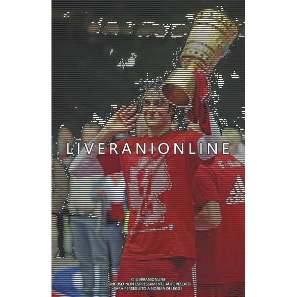 BVB BORUSSIA DORTMUND - BAYERN MUNCHEN 1:2 n.V. COPPA DI GERMANIA DFB Pokalfinale Finale der HERREN: 19.04.2008 Saison 2007/2008 Luca Toni mit Pokal, Jubel, Siegerehrung, Jubel, TrophŠe, MAnnschaft copyright by: firo sportphoto /AG. ALDO LIVERANI SAS - ONLY ITALY - EDITORIAL USE ONLY -
