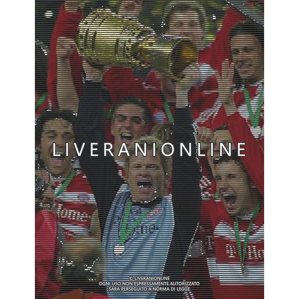 BVB BORUSSIA DORTMUND - BAYERN MUNCHEN 1:2 n.V. COPPA DI GERMANIA DFB Pokalfinale Finale der HERREN: 19.04.2008 Saison 2007/2008 Schlu§jubel mit Pokal bei Oliver Kahn, Mark van Bommel, Luca Toni copyright by: firo sportphoto /AG. ALDO LIVERANI SAS - ONLY ITALY - EDITORIAL USE ONLY -