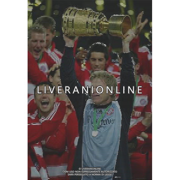 BVB BORUSSIA DORTMUND - BAYERN MUNCHEN 1:2 n.V. COPPA DI GERMANIA DFB Pokalfinale Finale der HERREN: 19.04.2008 Saison 2007/2008 Oliver Kahn mit Pokal, Jubel, Siegerehrung, Jubel, TrophŠe, Mannschaft copyright by: firo sportphoto /AG. ALDO LIVERANI SAS - ONLY ITALY - EDITORIAL USE ONLY -