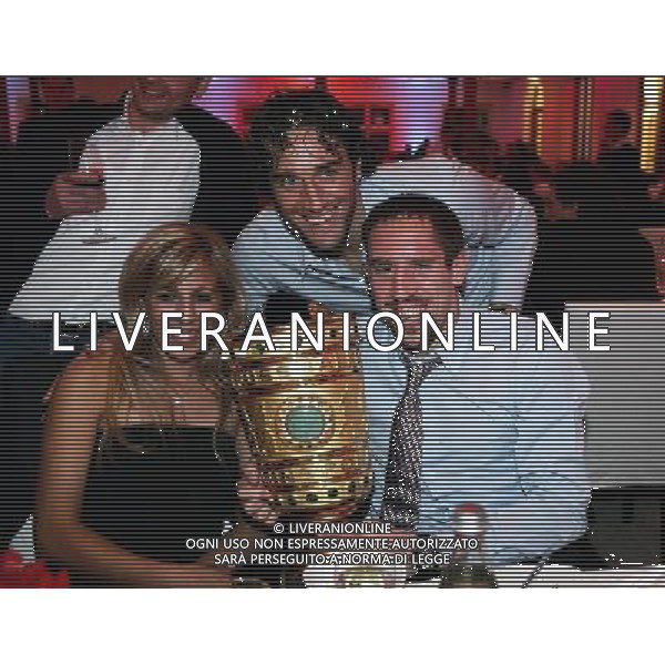 BVB BORUSSIA DORTMUND - BAYERN MUNCHEN 1:2 n.V. COPPA DI GERMANIA DFB Pokalfinale Finale der HERREN: 19.04.2008 Saison 2007/2008 Bankett, Feier beim Sponsor Telekom Franck Ribery und Frau Wahiba mit Pokal, dahinter Luca TONI copyright by: firo sportphoto Poolfoto getty images /AG. ALDO LIVERANI SAS - ONLY ITALY - EDITORIAL USE ONLY -