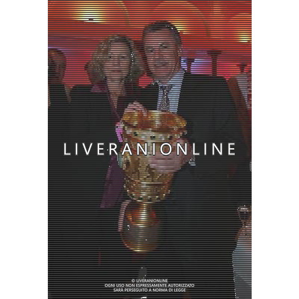 BVB BORUSSIA DORTMUND - BAYERN MUNCHEN 1:2 n.V. COPPA DI GERMANIA DFB Pokalfinale Finale der HERREN: 19.04.2008 Saison 2007/2008 Bankett, Feier beim Sponsor Telekom Trainer Ottmar HITZFELD und Frau Beatrix mit Pokal copyright by: firo sportphoto Poolfoto getty images /AG. ALDO LIVERANI SAS - ONLY ITALY - EDITORIAL USE ONLY -