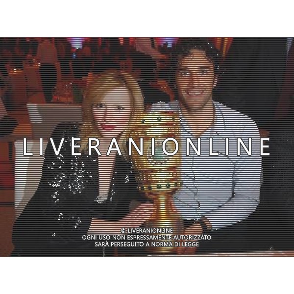 BVB BORUSSIA DORTMUND - BAYERN MUNCHEN 1:2 n.V. COPPA DI GERMANIA DFB Pokalfinale Finale der HERREN: 19.04.2008 Saison 2007/2008 Bankett, Feier beim Sponsor Telekom Luca TONI und Freundin Marta Cecchetto mit Pokal copyright by: firo sportphoto Poolfoto getty images /AG. ALDO LIVERANI SAS - ONLY ITALY - EDITORIAL USE ONLY -