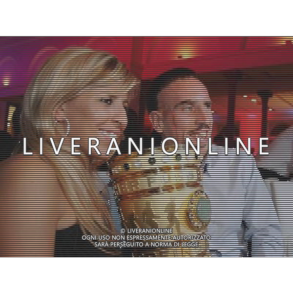 BVB BORUSSIA DORTMUND - BAYERN MUNCHEN 1:2 n.V. COPPA DI GERMANIA DFB Pokalfinale Finale der HERREN: 19.04.2008 Saison 2007/2008 Bankett, Feier beim Sponsor Telekom Franck Ribery con sua moglie Wahiba mit Pokal copyright by: firo sportphoto Poolfoto getty images /AG. ALDO LIVERANI SAS - ONLY ITALY - EDITORIAL USE ONLY -