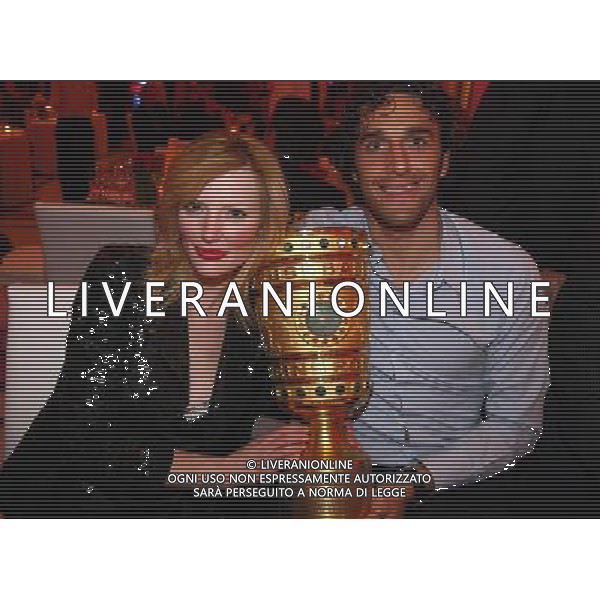 BVB BORUSSIA DORTMUND - BAYERN MUNCHEN 1:2 n.V. COPPA DI GERMANIA DFB Pokalfinale Finale der HERREN: 19.04.2008 Saison 2007/2008 Bankett, Feier beim Sponsor Telekom Luca TONI con la fidanzata Marta Cecchetto mit Pokal copyright by: firo sportphoto Poolfoto getty images /AG. ALDO LIVERANI SAS - ONLY ITALY - EDITORIAL USE ONLY -